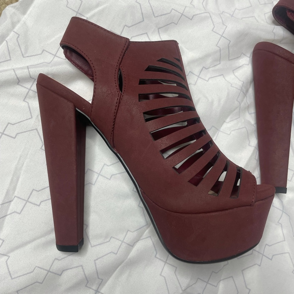 Maroon heels never worn size 5